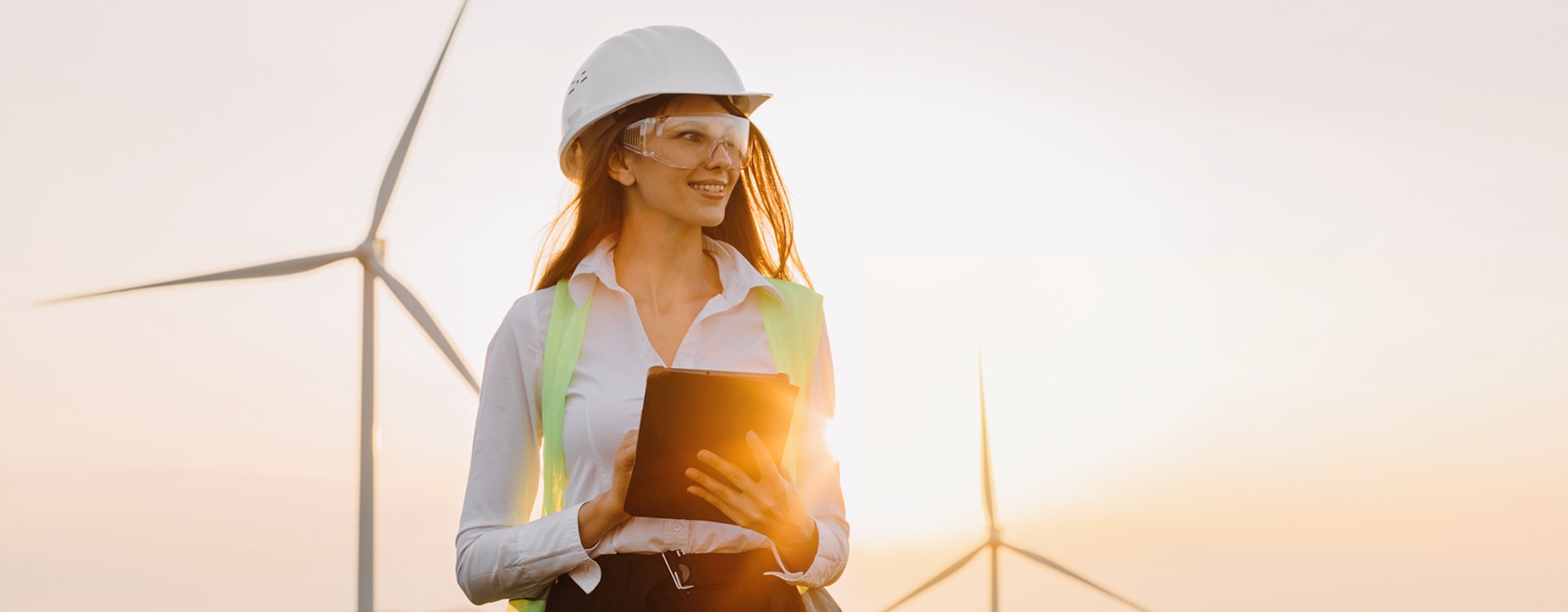 Juge Frau mit Helm und Klemmbrett in einem Windpark